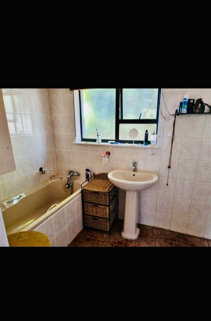 6 Bedroom Property for Sale in Gonubie Eastern Cape